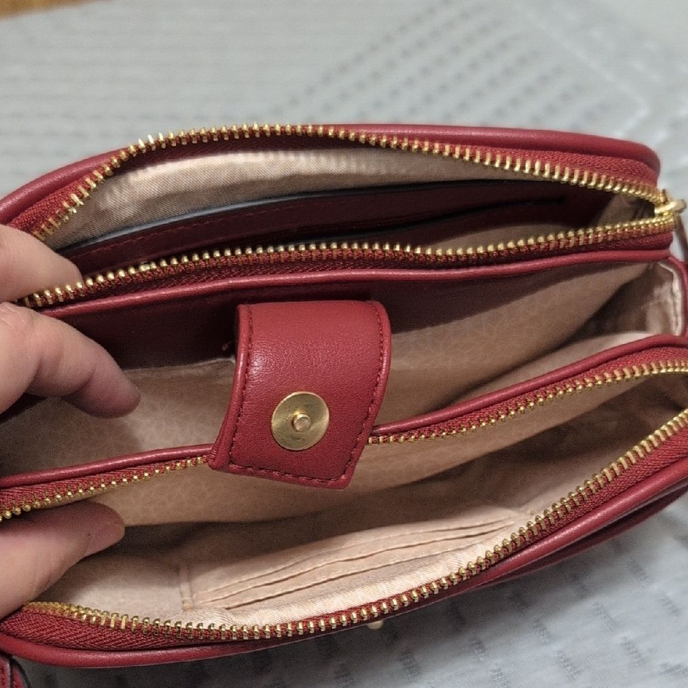 Elegant Red Crossbody Bag - Picture 3 of 9